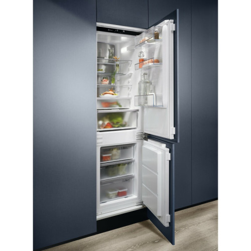 Вбудований холодильник Electrolux ENC8ME18R